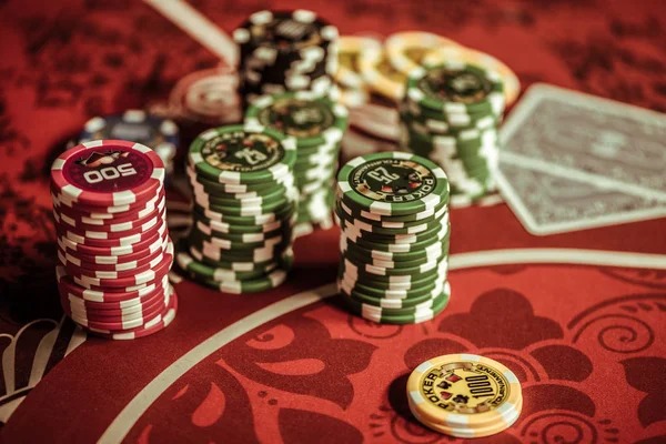 Antarmuka meja BandarQ di aplikasi mobile lostlife